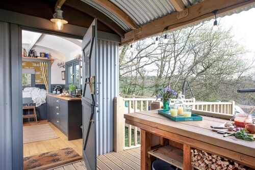 Hawkings Hideaway Knowstone