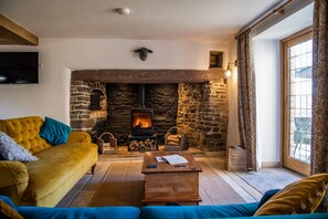 TV, fireplace - Keepers Lodge Knowstone (Knowstone)