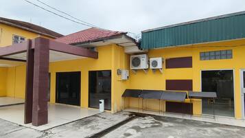 Vista frontal de la propiedad