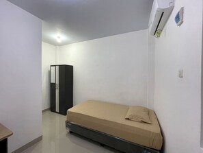 Standard Double Room | Laptop workspace, free WiFi, bed sheets
