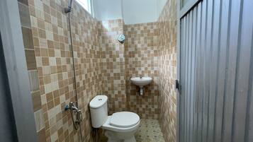 Kamar Double Standar | Kamar mandi | Shower dan handuk