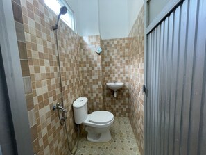 Habitación estándar doble | Baño | Ducha y toallas