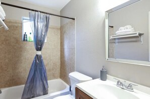 Regadera, amenidades de baño ecológicas, secadora de cabello, toallas 