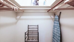 Habitación de residencia con literas, un tendedero y un tragaluz.