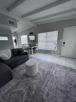 Living area - Get cozy, 4 bedrooms. Close to Clarence Fort Park, 4 miles to Busch Gardens. (Tampa)