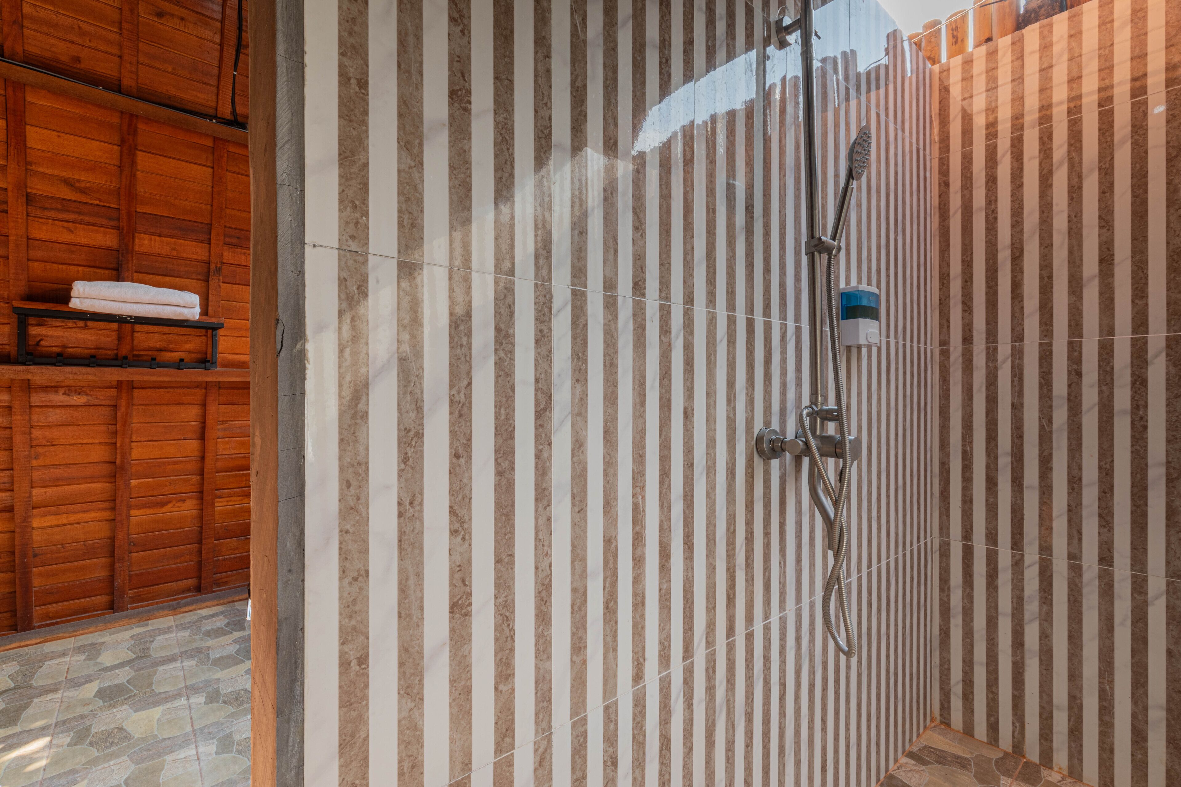 Basic-Doppelzimmer | Badezimmer | Dusche, Handtücher, Seife, Shampoo