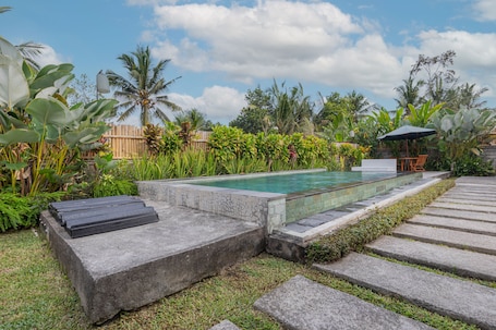 Outdoor pool. Kubu Selat Villa and Glamping