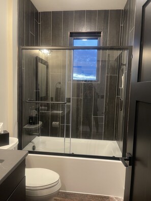 Een douche, een haardroger, handdoeken, zeep
