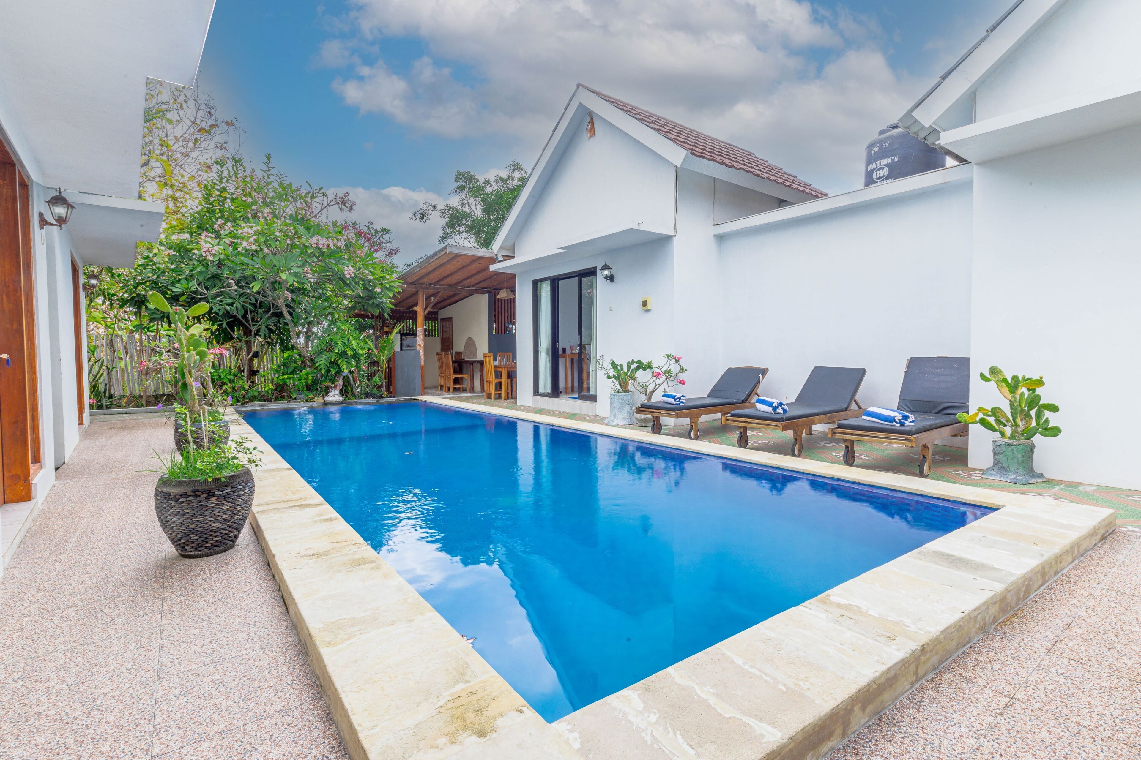 Kolam renang outdoor