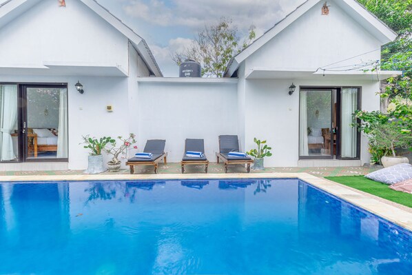Una piscina al aire libre