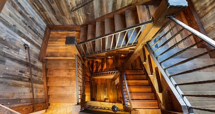 The Apex of Ski-In Ski-out Estates. Walk to Restaurants, Theater, Hot Tub, Game Tables!