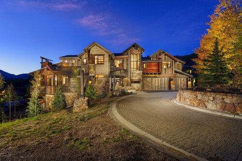 The Apex of Ski-In Ski-out Estates. Walk to Restaurants, Theater, Hot Tub, Game Tables!