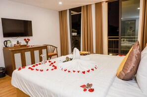 ミニバー、客室ごとに異なるインテリア、デスク、ノートパソコン用作業スペース