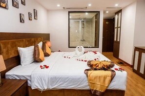 Minibar, individually furnished, desk, laptop workspace - H&T Luxury Hotel (Sa Pa)