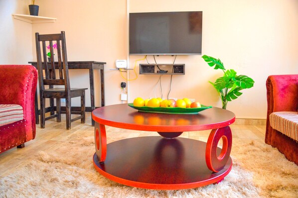 TV - Fantastic location, 1-Bed Apartment in Harare (Harare)