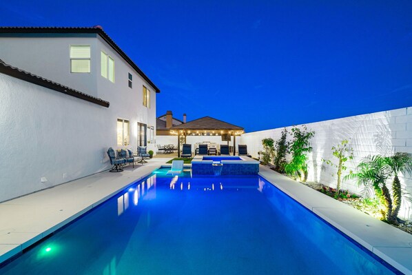 Una piscina al aire libre, una piscina climatizada