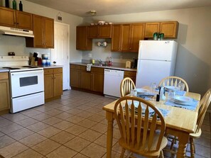 Jääkaappi, mikroaaltouuni, uuni, astianpesukone