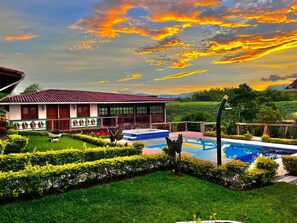 A house with a swimming pool, surrounded by well-maintained lawns and a view of a lush landscape. - Casa en el Corazón del eje Cafetero Colombiano; con Piscina, Jacuzzi, Naturaleza (Montenegro)