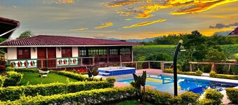 Casa en el Corazón del eje Cafetero Colombiano; con Piscina, Jacuzzi, Naturaleza