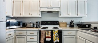 Cozy 3 beds in Olathe, sleeps 8 people. Family friendly with King bed