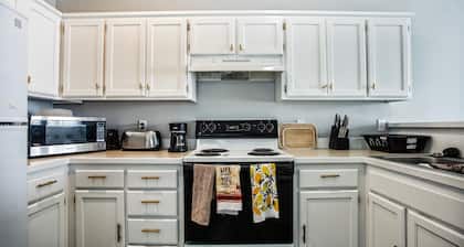 Cozy 3 beds in Olathe, sleeps 8 people. Family friendly with King bed