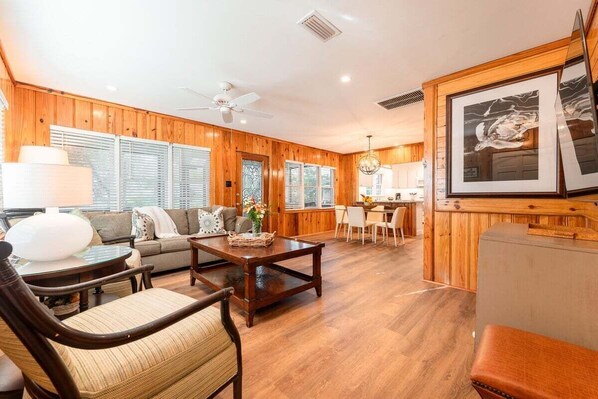 TV - Walk to Village, Cottage in Park, Screened Porch (Saint Simons Island)