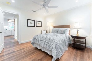 2 bedrooms, WiFi - Walk to Village, Cottage in Park, Screened Porch (Saint Simons Island)