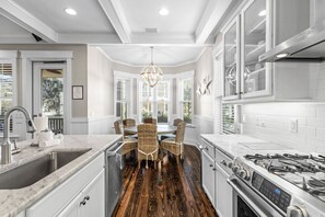 Kylskåp, mikrovågsugn, ugn och spishäll