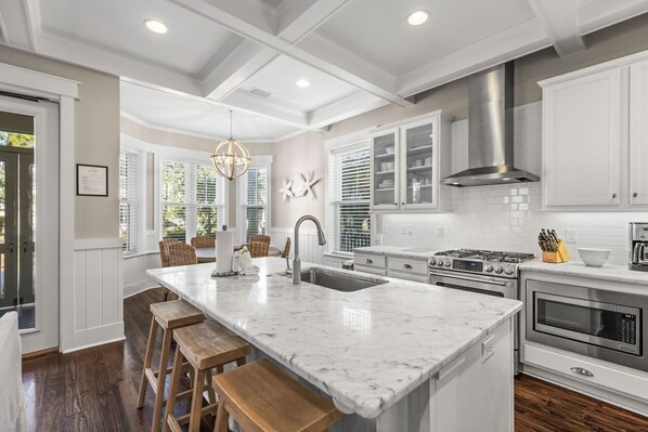 Kylskåp, mikrovågsugn, ugn och spishäll