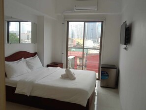 1 bedroom, free WiFi, bed sheets - Fully Furnished Condo with Balcony (Makati)