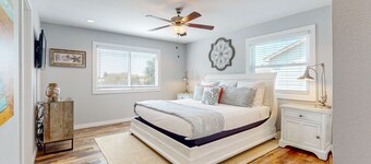 Shared Pool, Hot Tub, Close to the Ferry, Golf Cart Access