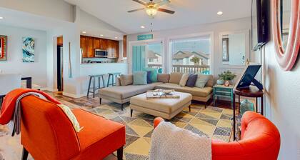 Shared Pool, Hot Tub, Close to the Ferry, Golf Cart Access