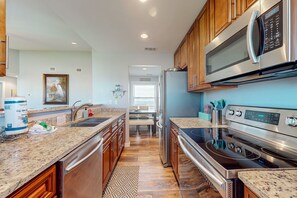 Fridge, microwave, oven, stovetop - Shared Pool, Hot Tub, Close to the Ferry, Golf Cart Access (Port Aransas)