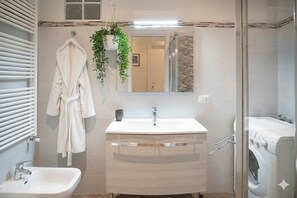 Douche, sèche-cheveux, bidet, serviettes fournies