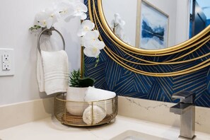 Shower, hair dryer, towels, shampoo - Parthenon Park-Odyssey-Heart of Midtown (Nashville)