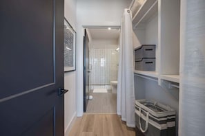 Douche, sèche-cheveux, serviettes fournies, shampoing
