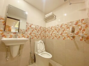 Shower, hydromassage showerhead, free toiletries, hair dryer - Hotel Nilakantha (Kathmandu)