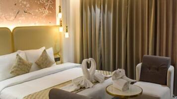 Suite | Hypo-allergenic bedding, desk, laptop workspace, blackout curtains