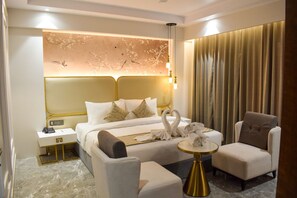 Suite | Hypo-allergenic bedding, desk, laptop workspace, blackout drapes - Tulip Inn Shravasti (Ikauna)