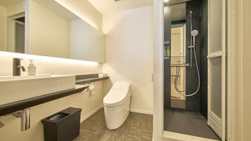 Zweibettzimmer, Nichtraucher (1F) | Dusche im Bad
