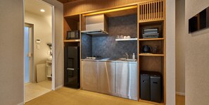 Familierom, ikke-røyk (Natural, with stovetop) | Eget kjøkken | Kjøleskap og mikrobølgeovn på fellesområdet