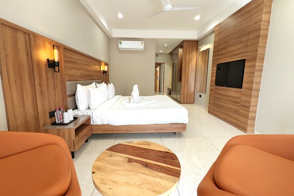 Desk, soundproofing, rollaway beds (surcharge), WiFi (free)