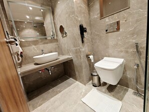 Een douche, gratis toiletartikelen, pantoffels, handdoeken