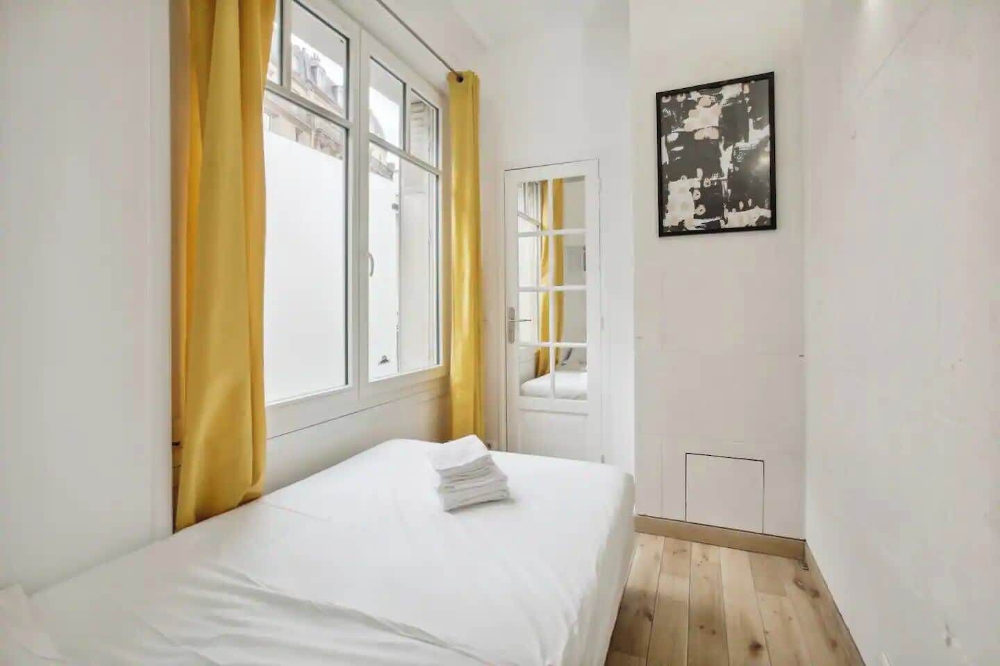 1 dormitorio, tabla de planchar con plancha, wifi y ropa de cama