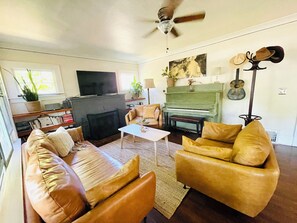 Smart-tv, eldstad och böcker