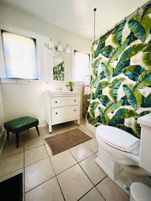 Sèche-cheveux, serviettes fournies, savon, shampoing