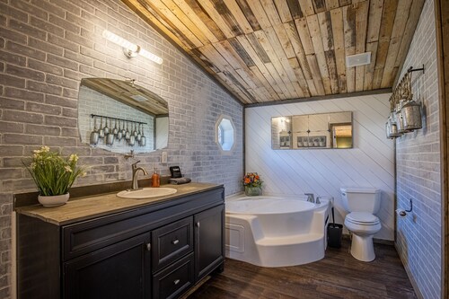 New!!!Thuja Hideaway next to NewRiverGorge. Amazing star gazing. Pet friendly!