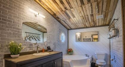 New!!!Thuja Hideaway next to NewRiverGorge. Amazing star gazing. Pet friendly!