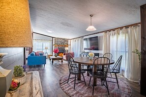 Dining - New!!!Thuja Hideaway next to NewRiverGorge. Amazing star gazing. Pet friendly! (Oak Hill)