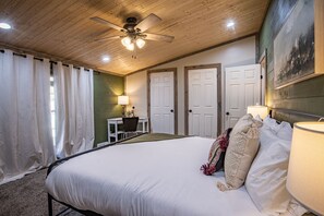 4 bedrooms, iron/ironing board, WiFi, bed sheets - New!!!Thuja Hideaway next to NewRiverGorge. Amazing star gazing. Pet friendly! (Oak Hill)